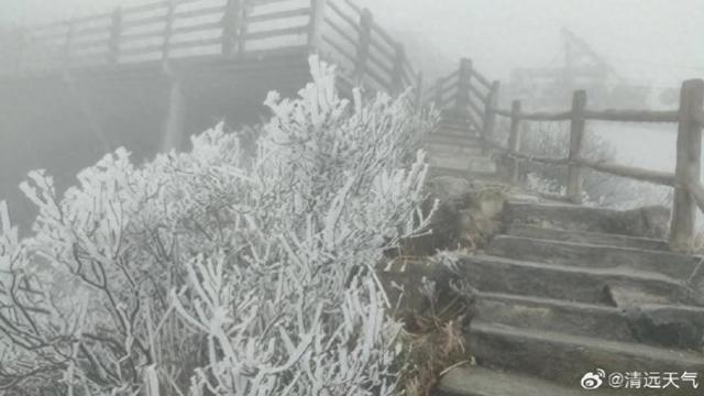 雪云秘境下的气象监测与小巷特色小店探索