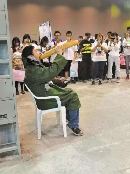 脱光衣服比赛，挑战与争议并存，引发网友热议